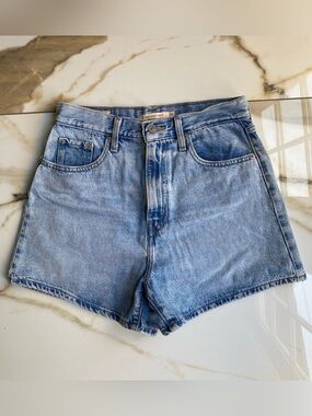 Levi's® Premium HIGH LOOSE SHORTS - 
Classic High-Rise (Light Blue) Size 26